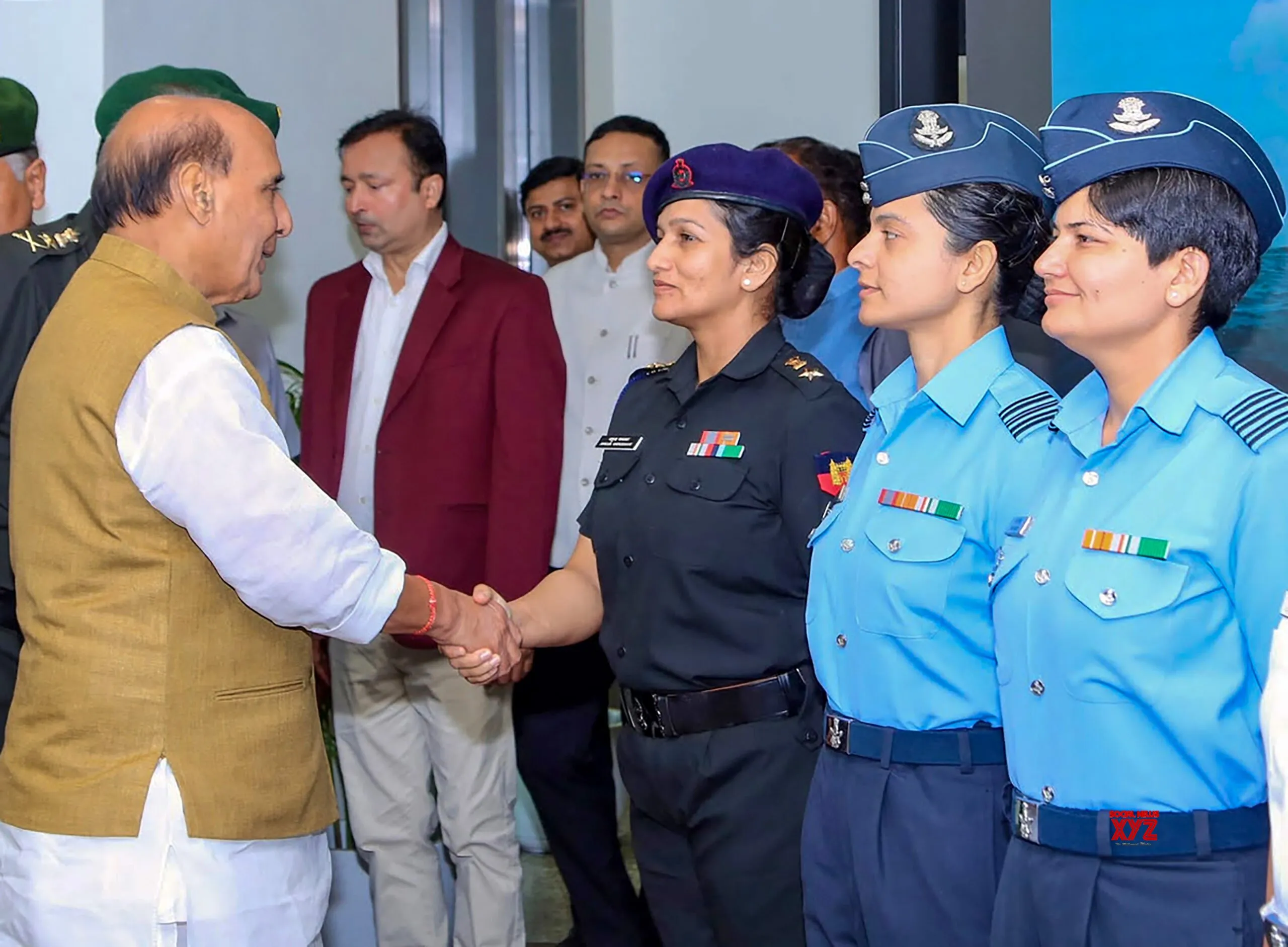 রাজনাথ সিং আইএএসভি ত্রিবেণির সর্ব-মহিলা ত্রি-সেবা বিশ্ব পরিভ্রমণকারীদের সংবর্ধনা দিয়েছেন।