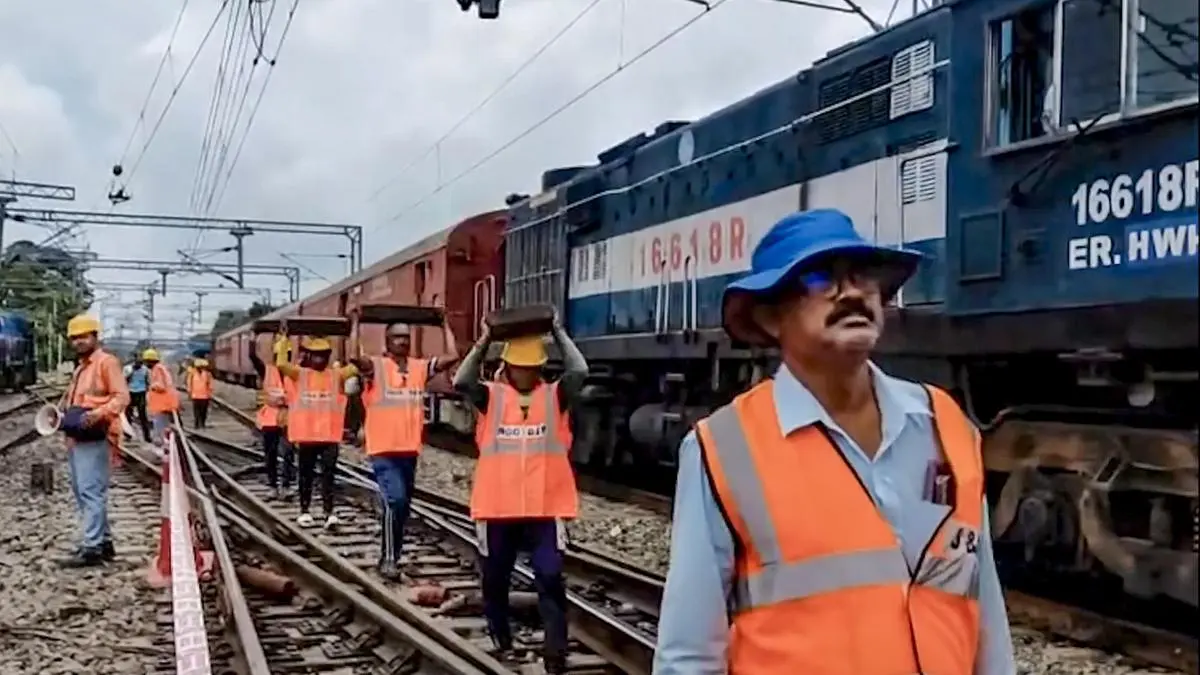 চীন, পাকিস্তান ও বাংলাদেশের সঙ্গে সীমান্তে রেল পরিকাঠামোয় ৪৫,০০০ কোটি টাকা বিনিয়োগ করবে ভারত।