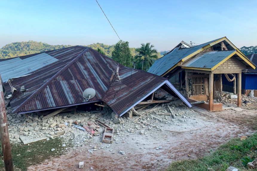 ফ্লোরেস দ্বীপের কাছে ৭.৭ মাত্রার ভূমিকম্পের পর ইন্দোনেশিয়া সুনামি সতর্কতা জারি করেছে।