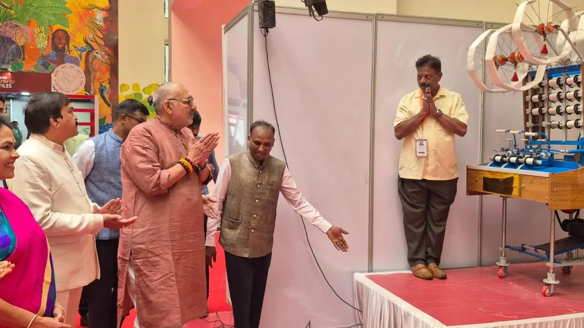 ২০৩০-৩১ সালের মধ্যে ৬০,০০০ টন রেশম উৎপাদনের লক্ষ্যমাত্রা অর্জন করতে চলেছে ভারত।